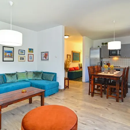 House Desanka 2102 * プーラ